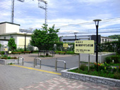 鶴川駅前やすらぎ公園