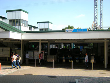 鶴川駅前